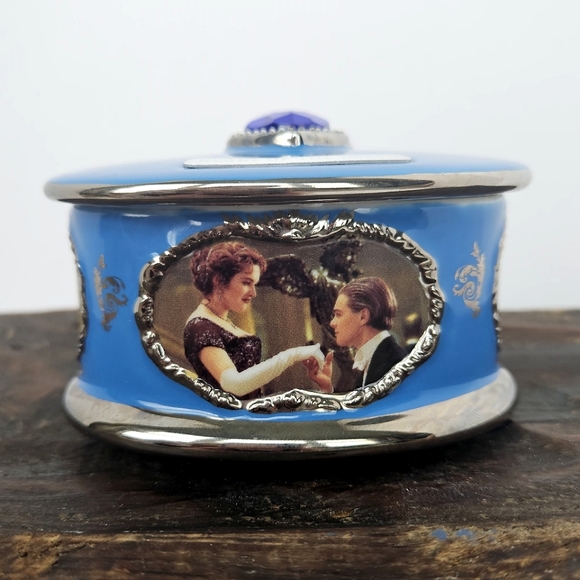 Ardleigh Elliot Titanic Heirloom Porcelain “South Hampton” Musicbox Collection - Picture 2 of 10